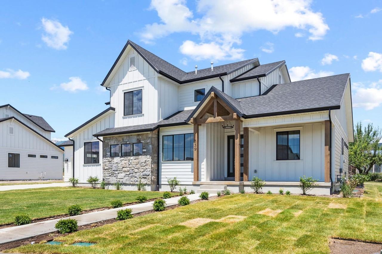 339 E 230 N - Photo 2 of 42