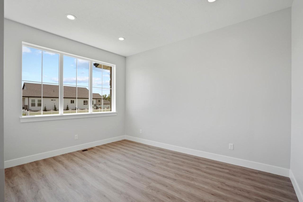 339 E 230 N - Photo 4 of 42