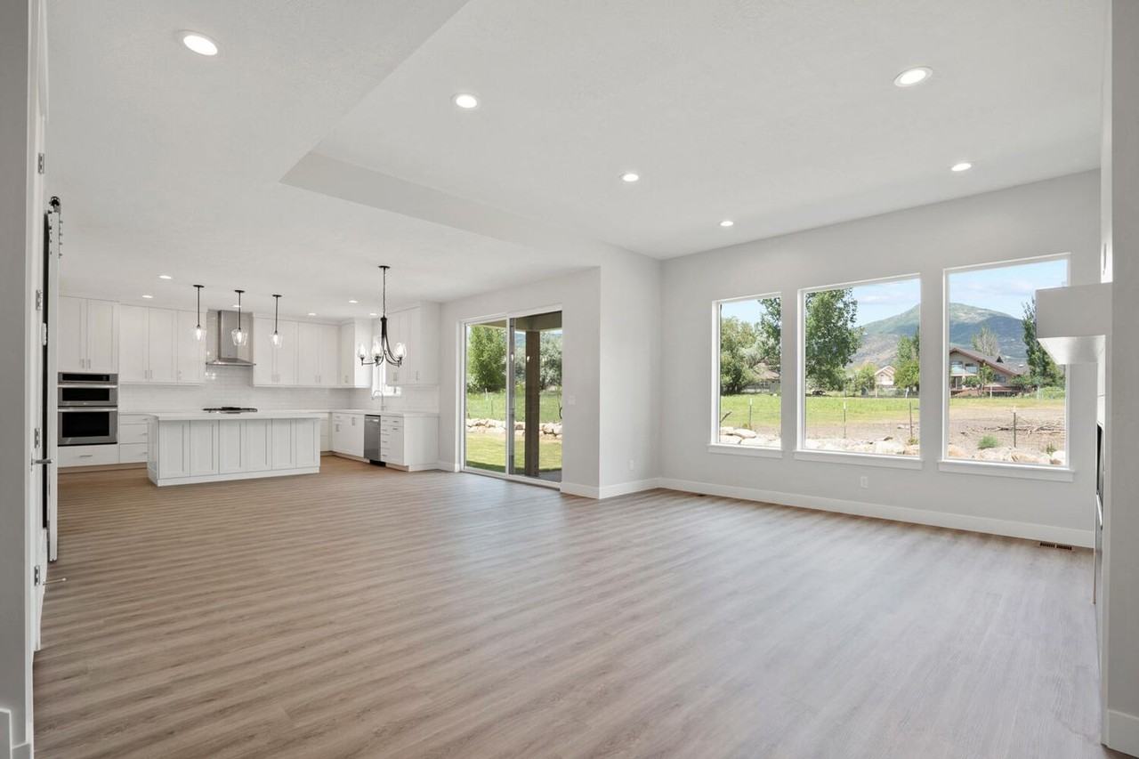 339 E 230 N - Photo 5 of 42