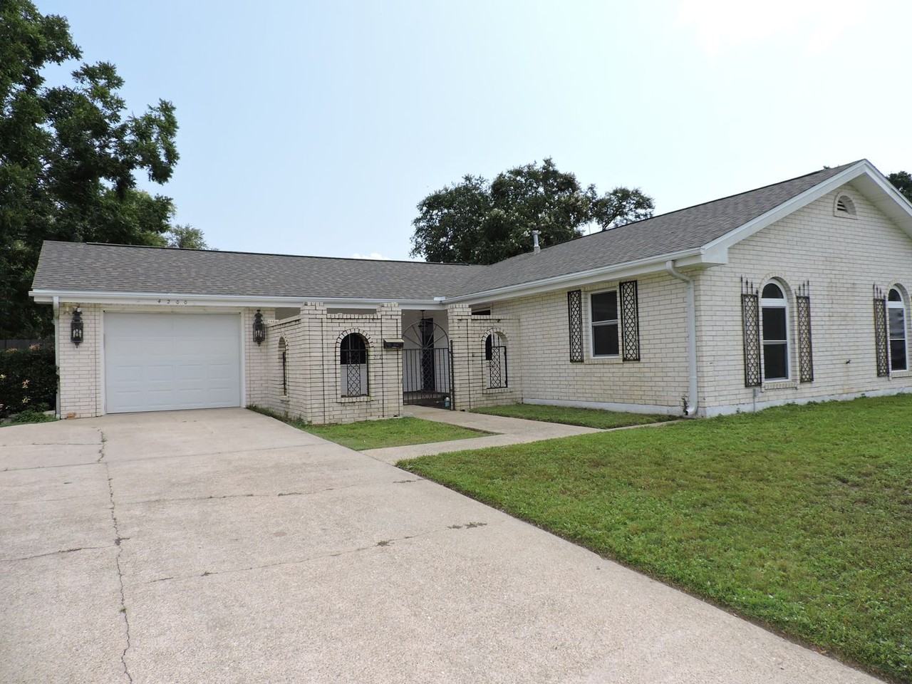 4200 Capri Dr - Photo 2 of 29