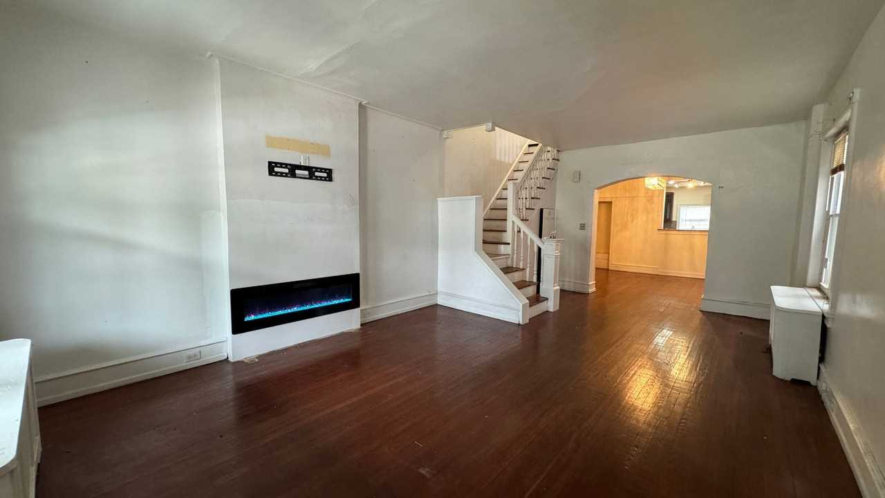127 W Apsley St - Photo 2 of 5