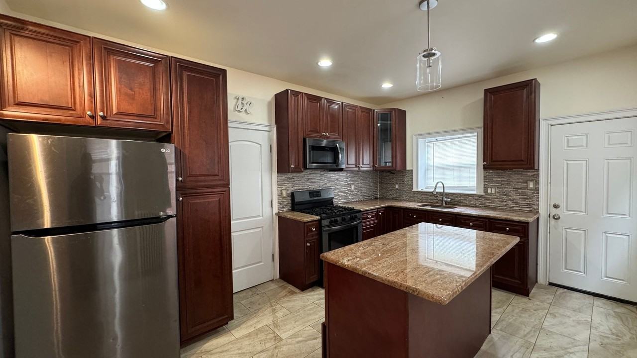 127 W Apsley St - Photo 3 of 5