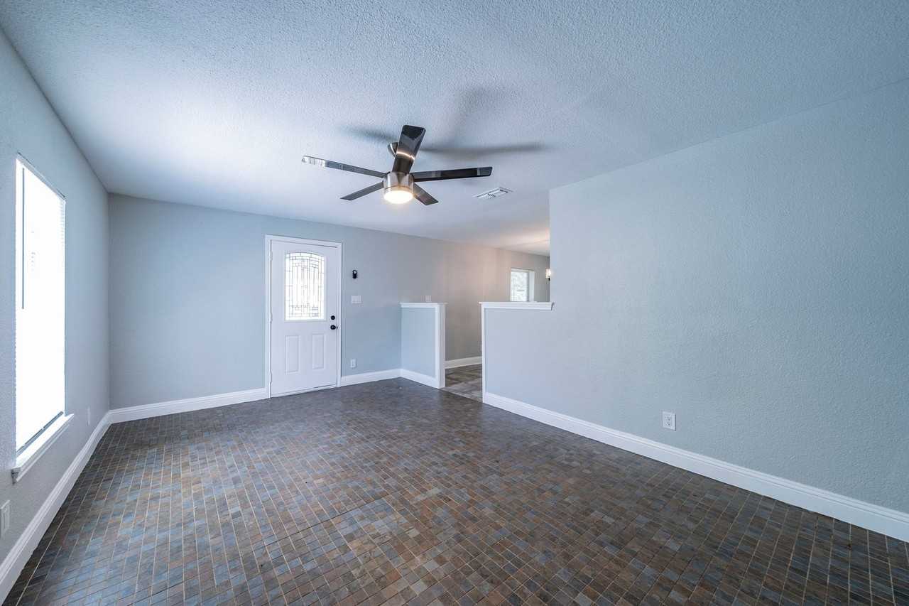 3506 N Houston St - Photo 3 of 16