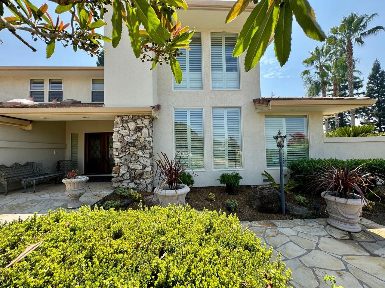 2496 Southview Dr - Photo 2 of 50