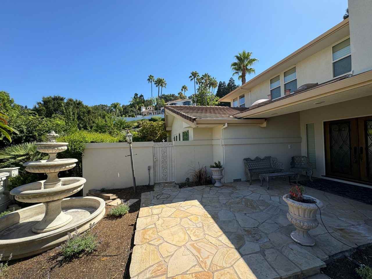 2496 Southview Dr - Photo 3 of 50