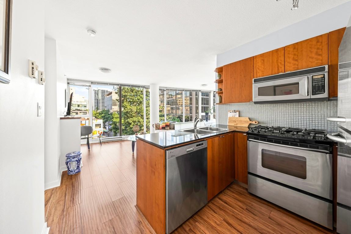 590 Robson Street - Photo 3 of 16