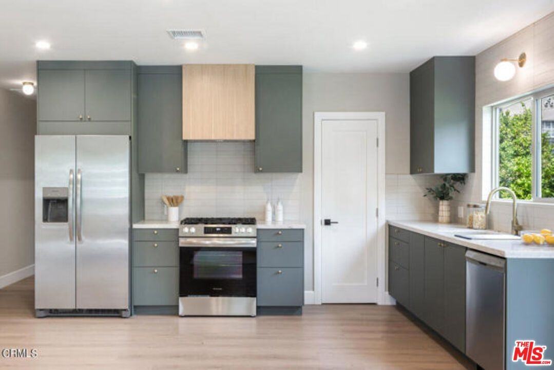 2953 S Bronson Ave - Photo 3 of 20