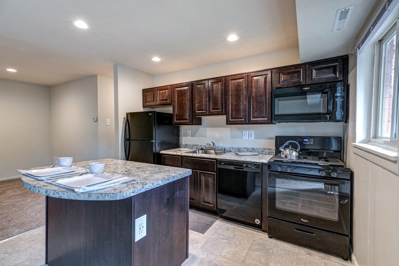 Walker Manor - Photo 4 of 26