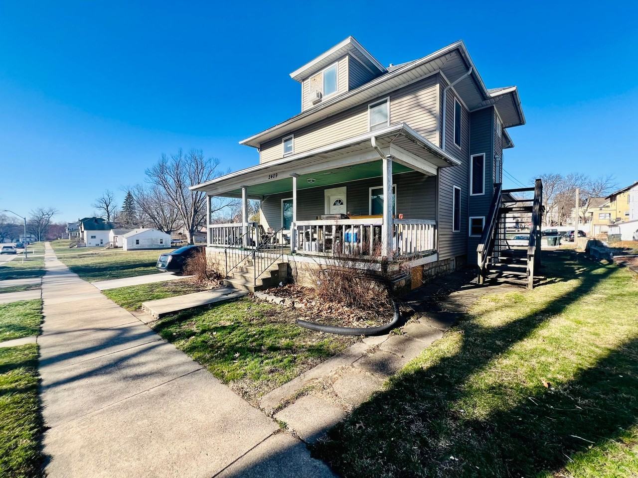 2409 Iowa St - Cedar Falls - Photo 2 of 9