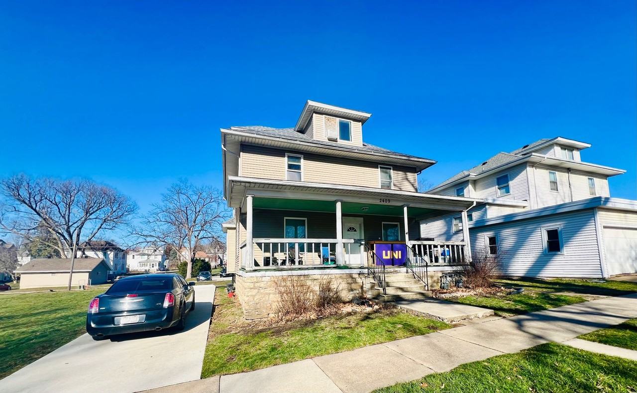2409 Iowa St - Cedar Falls - Photo 3 of 9