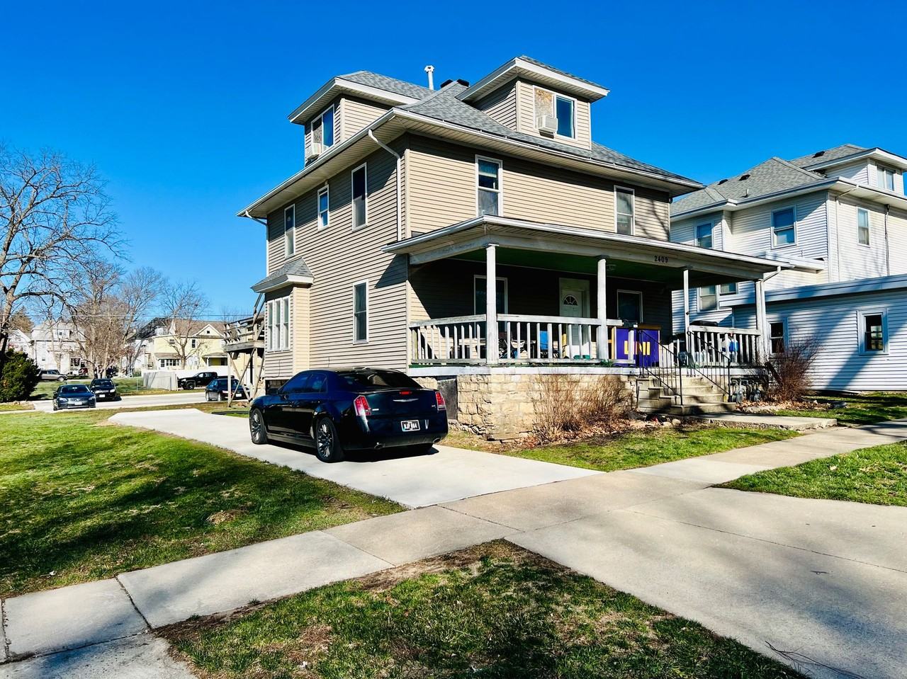 2409 Iowa St - Cedar Falls - Photo 4 of 9