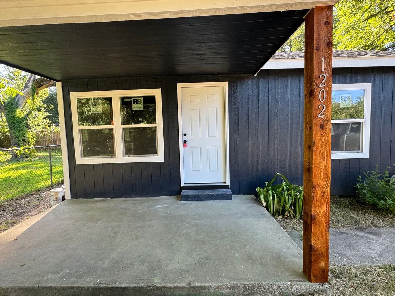 1202 D St Se - Photo 3 of 8