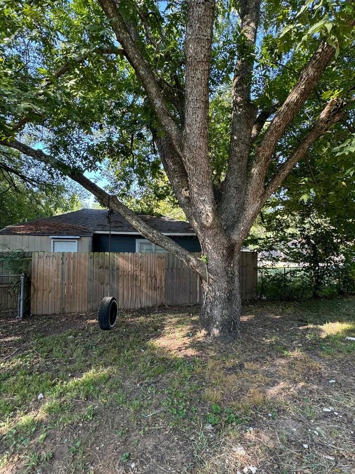 1202 D St Se - Photo 4 of 8