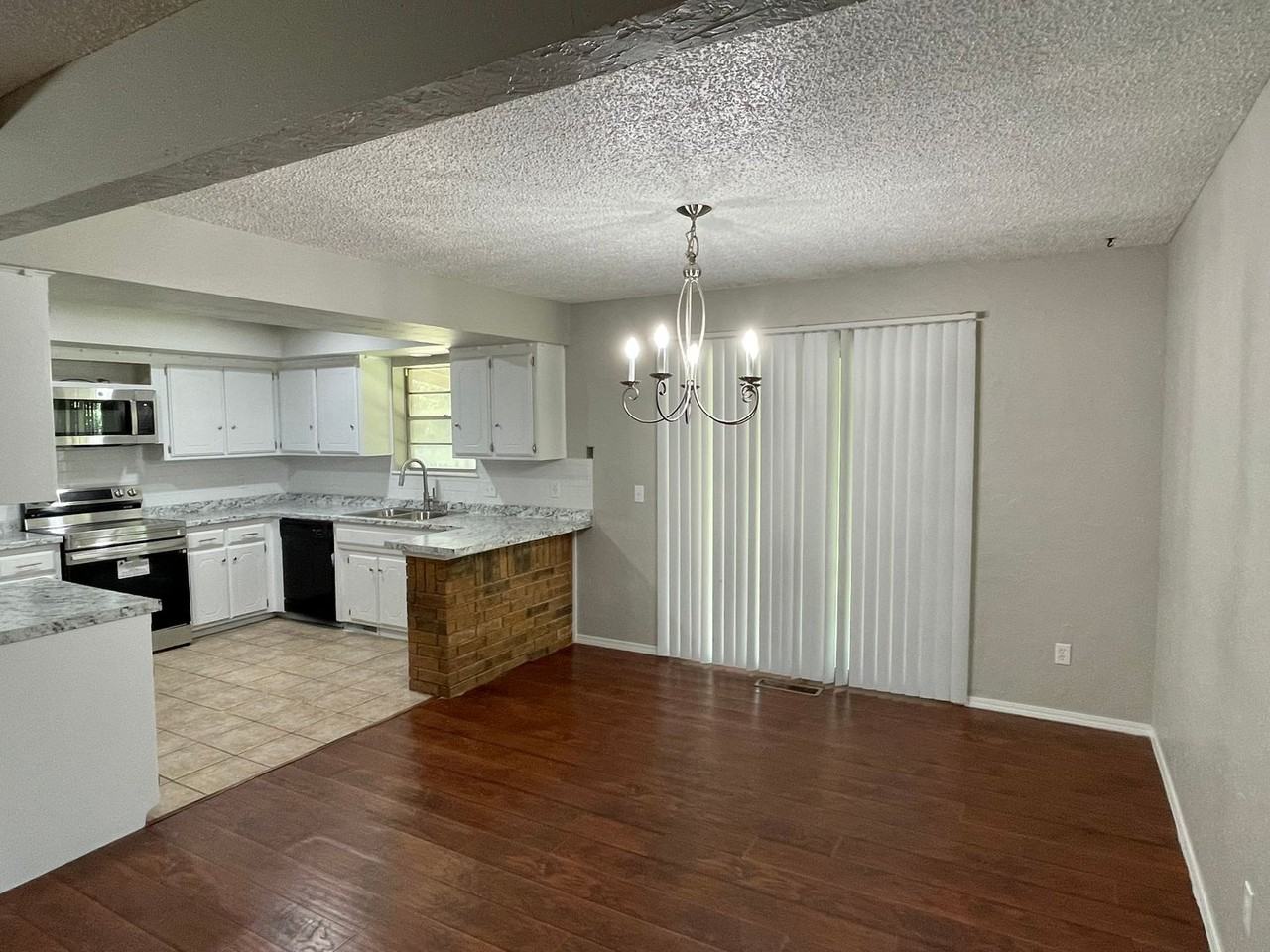 6712 Nw 18th Cir - Photo 3 of 10