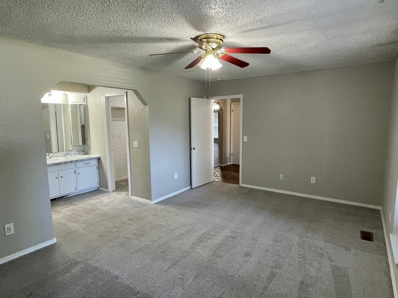 6712 Nw 18th Cir - Photo 6 of 10