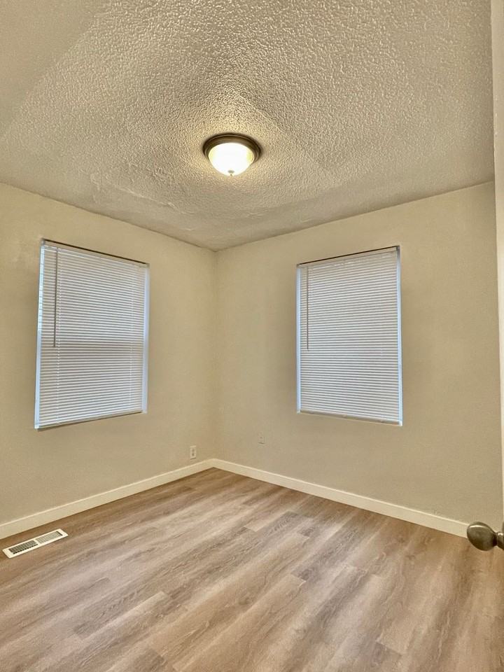 975 16th St - Photo 4 of 28