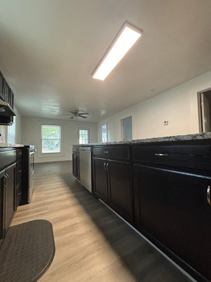 1207 W Florida St - Photo 5 of 16