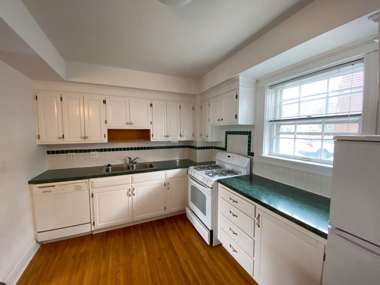 20 N Lincoln St - Photo 3 of 29