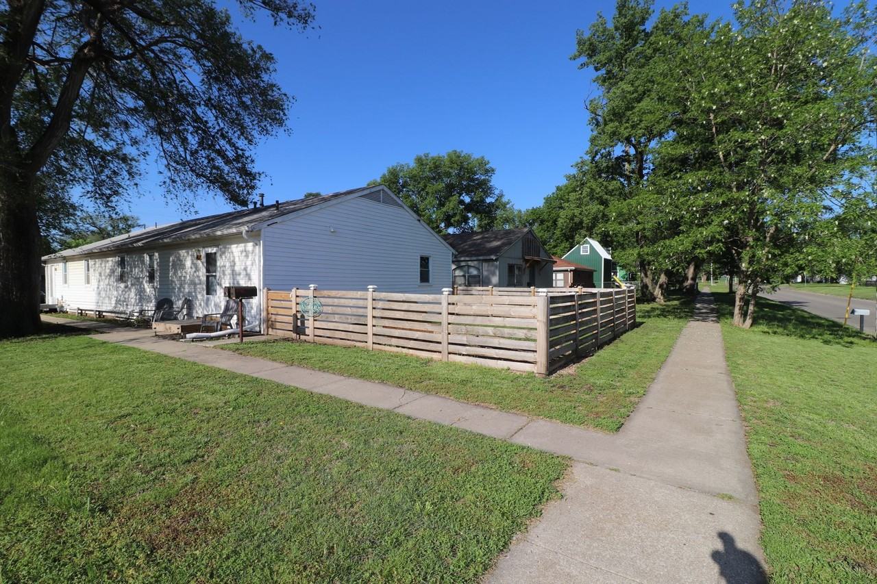 715 W 14th St - Photo 2 of 18
