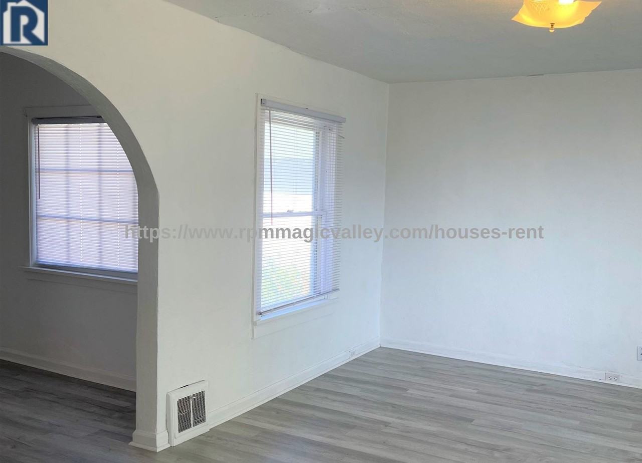 321 13th Ave N - Photo 3 of 11