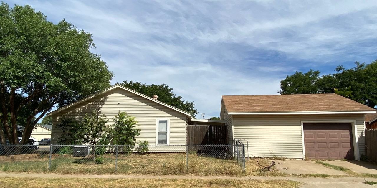 9242 Belton Ave - Photo 3 of 14