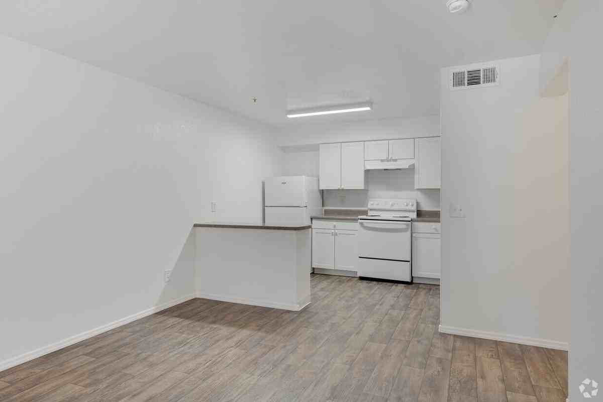 4415 S 28th St - Photo 3 of 25