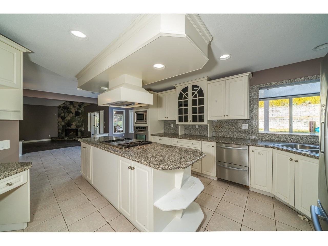 16823 18 Avenue - Photo 3 of 31