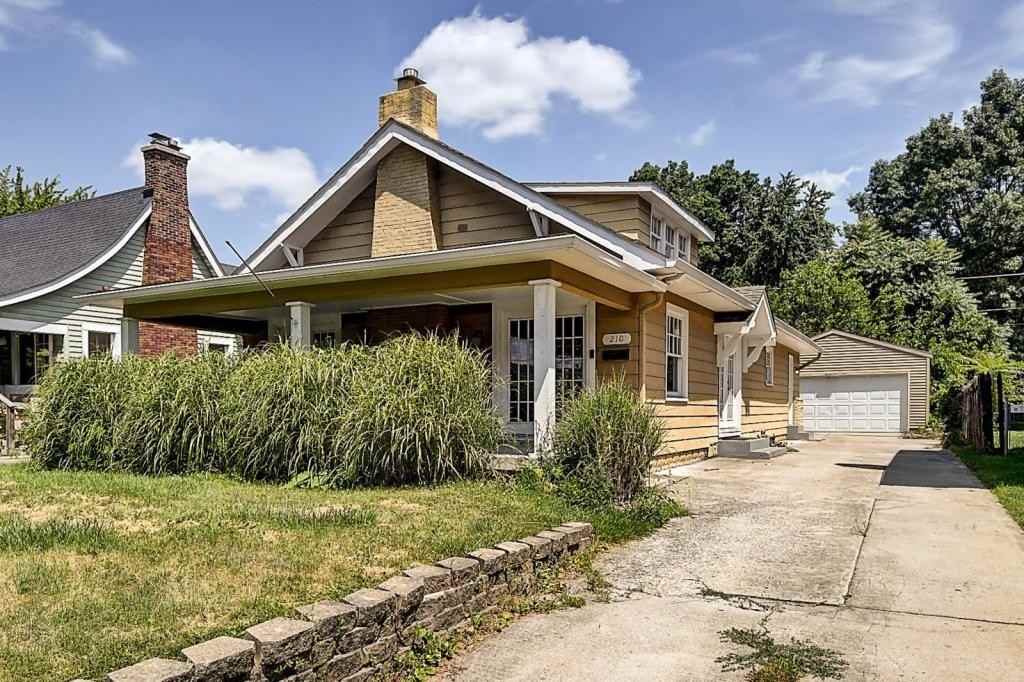 210 W 43rd St - Photo 2 of 32