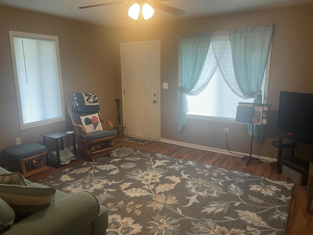 903 Nichols St - Photo 4 of 12
