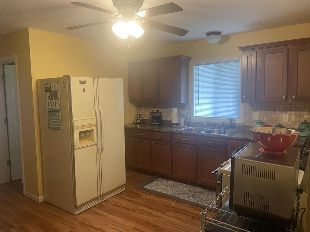 903 Nichols St - Photo 5 of 12