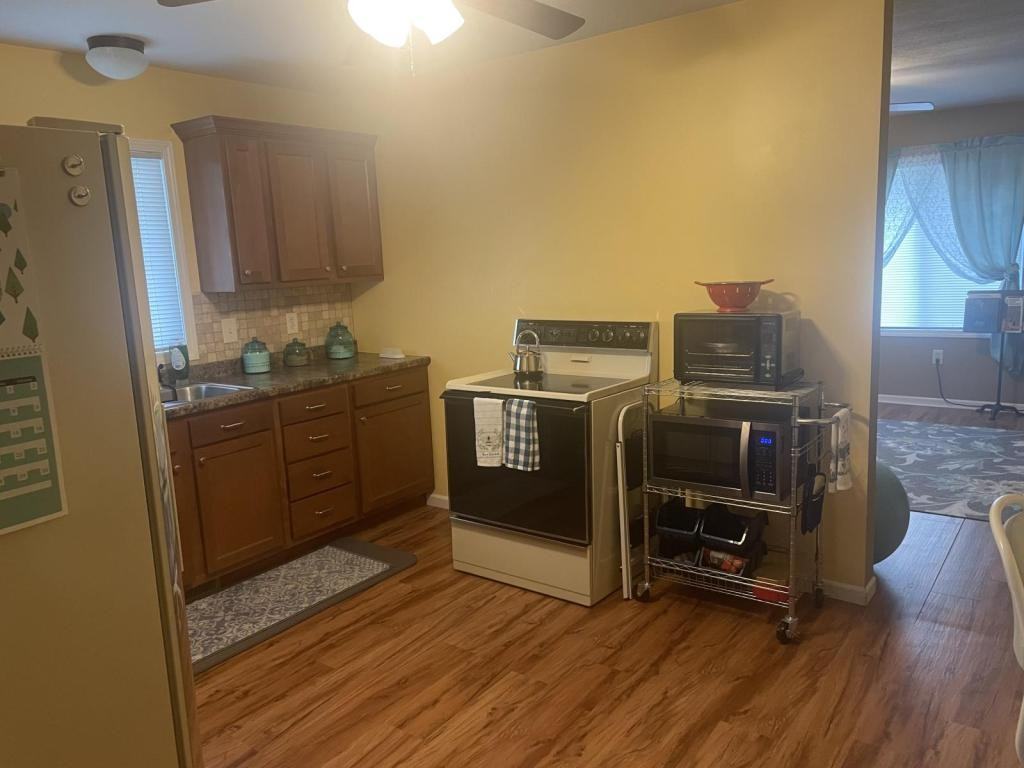903 Nichols St - Photo 6 of 12