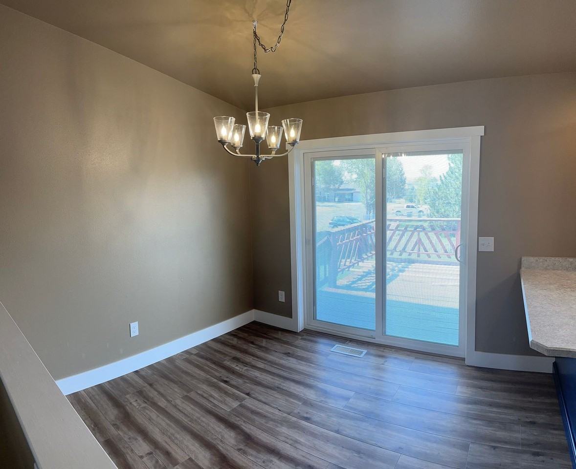 3439 Glenfinnan Rd - Photo 5 of 24