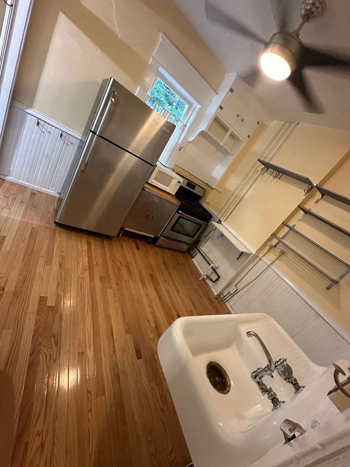 1014 Spruce St - Photo 4 of 8