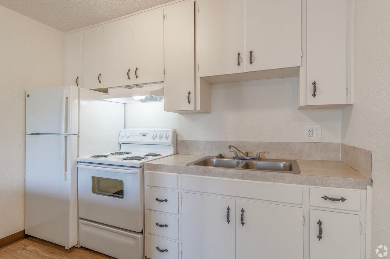 Somerset East Apartments - Photo 3 of 11