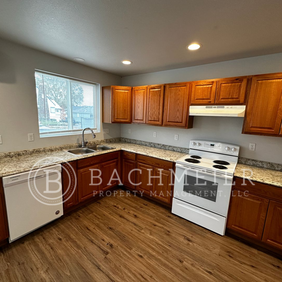 115 Nw 12th St - Photo 2 of 11
