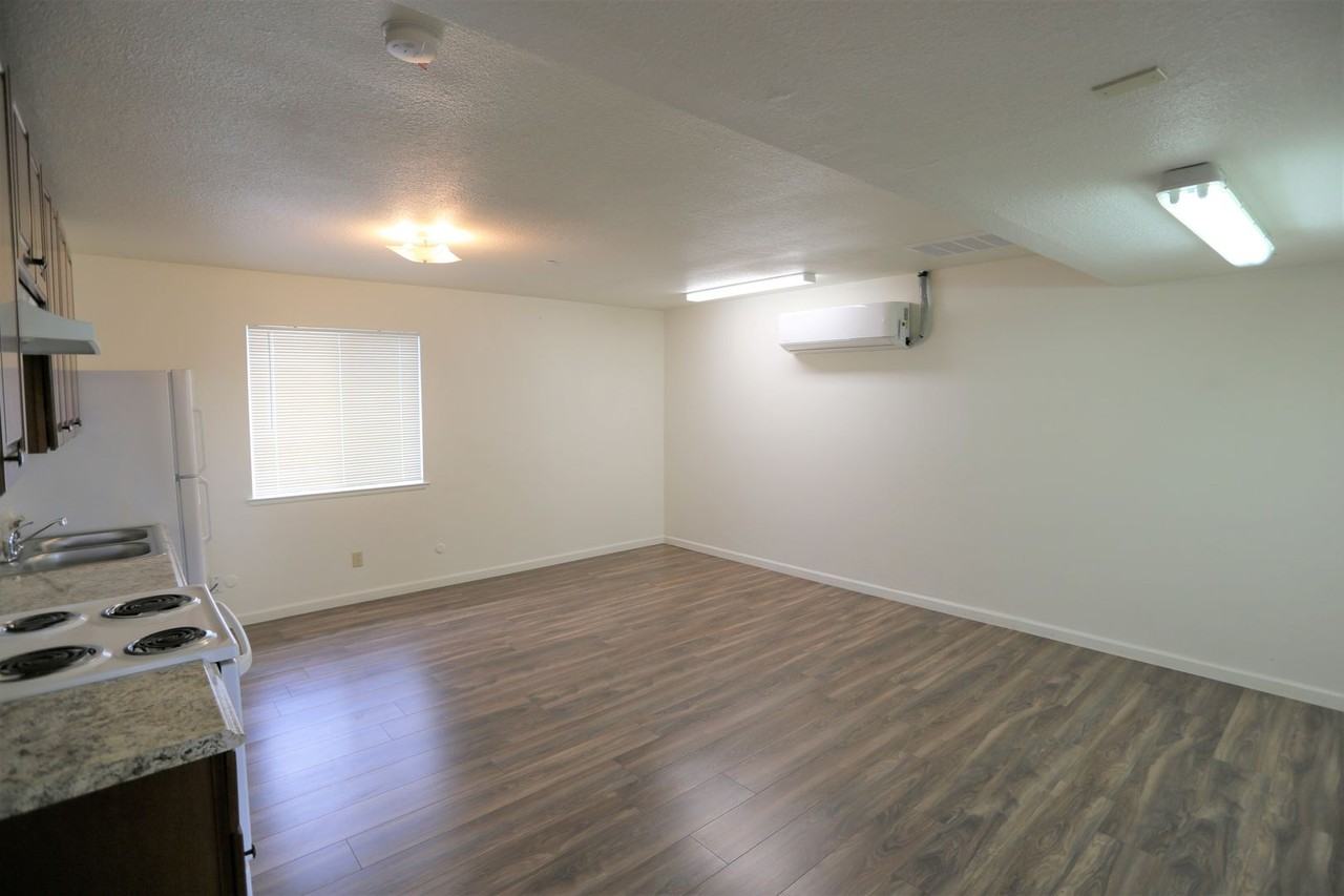 9811 N Stephens Street - Photo 2 of 17