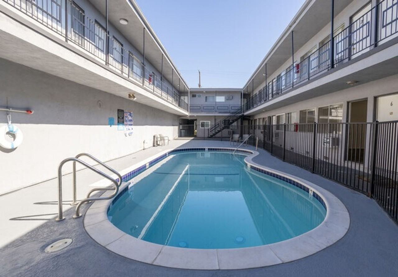 Big Roscoe Apartments - Photo 3 of 19