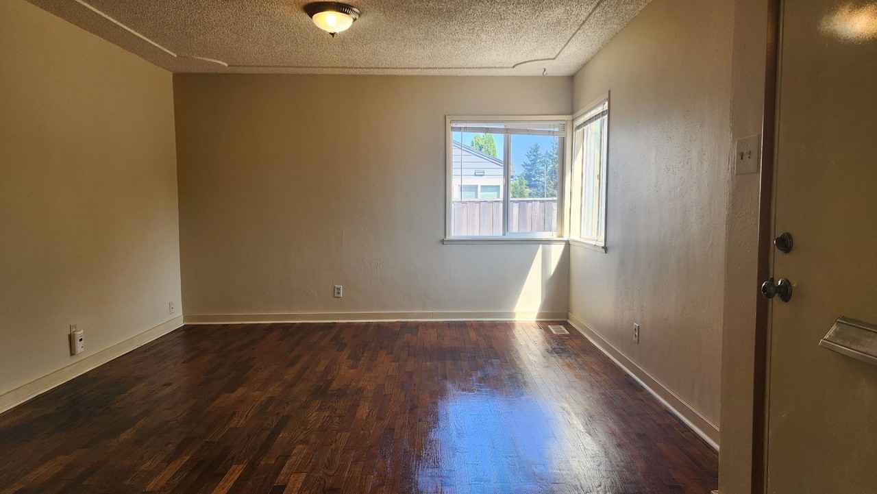 1044 S Oxford St - Photo 4 of 27