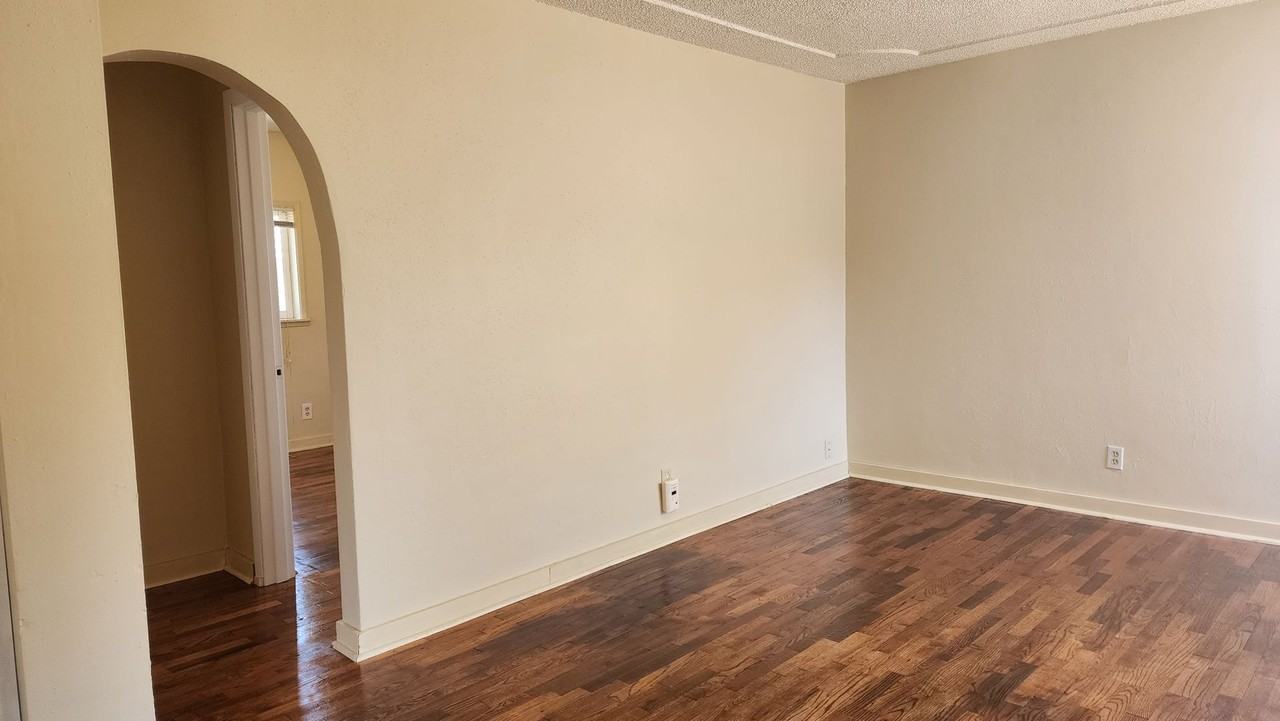 1044 S Oxford St - Photo 5 of 27