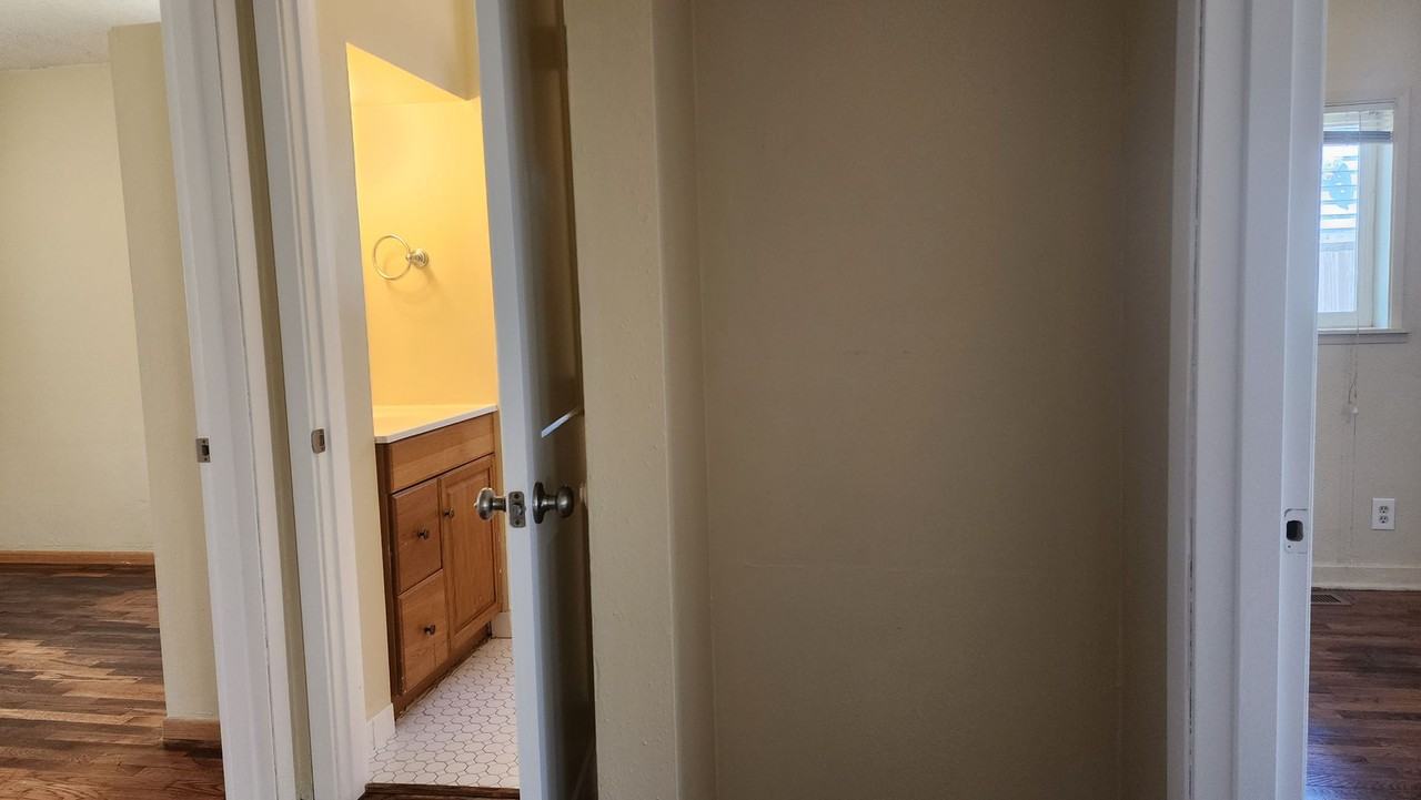 1044 S Oxford St - Photo 6 of 27