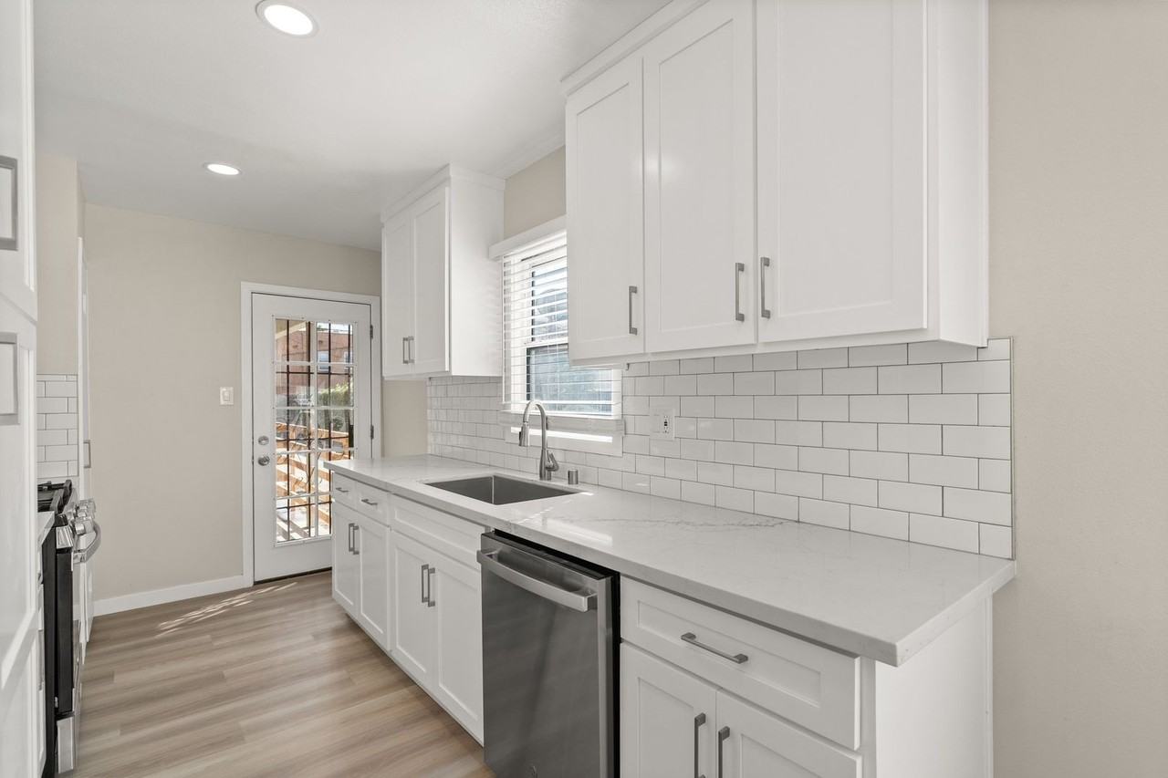LB2464 (RUBS) - Photo 3 of 30
