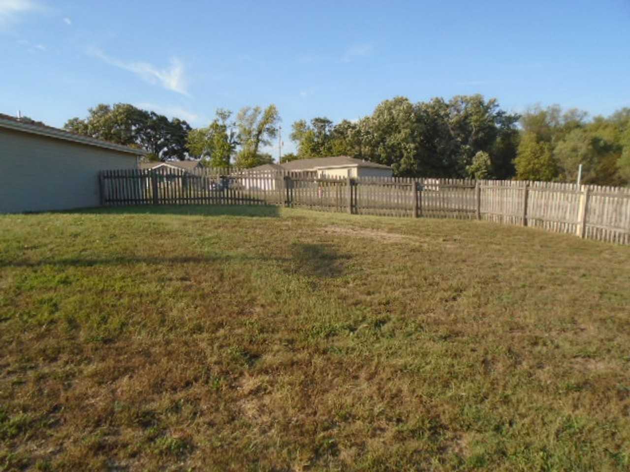 211 William Dr - Photo 3 of 17