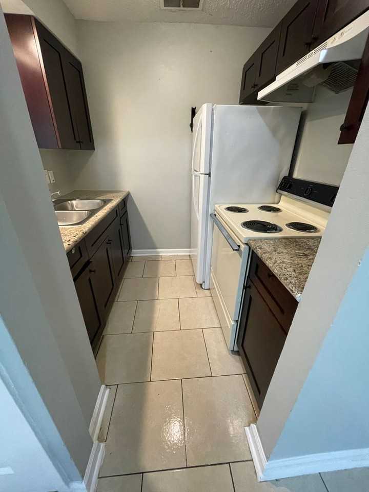 644 N Donmoor Ave #4 - Photo 2 of 7