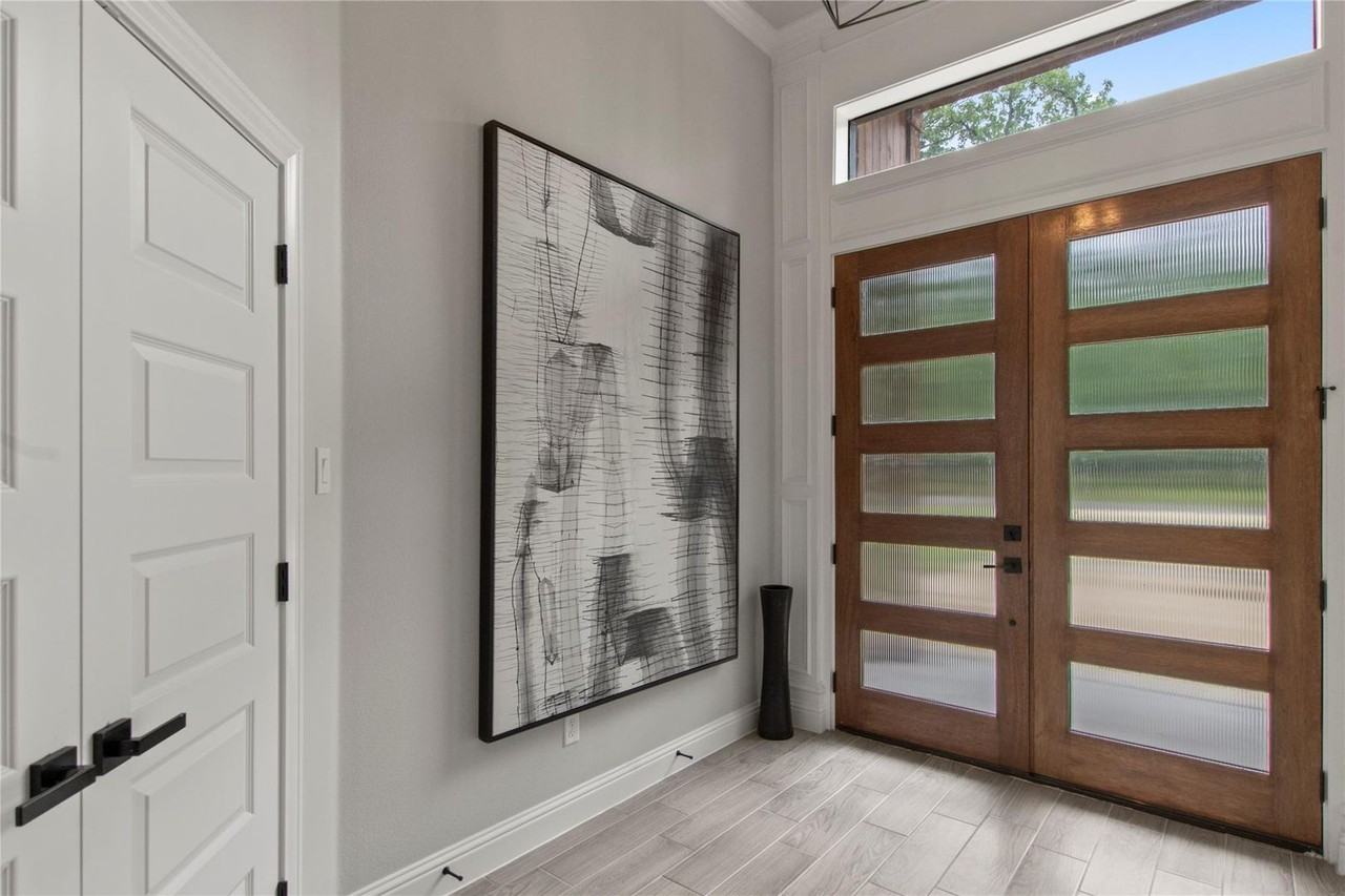 247 Colonial Dr - Photo 2 of 31