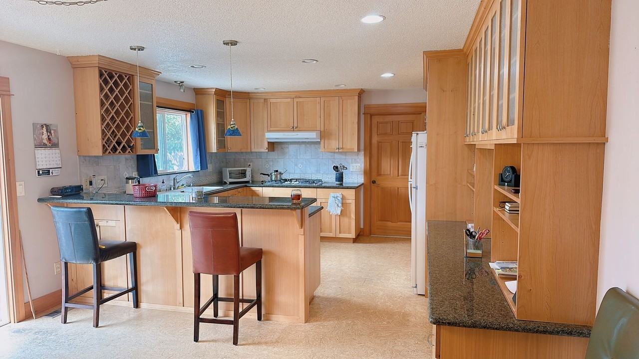 2129 Erie St - Photo 2 of 23