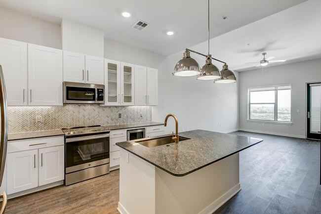 707 Marston St - Photo 2 of 7