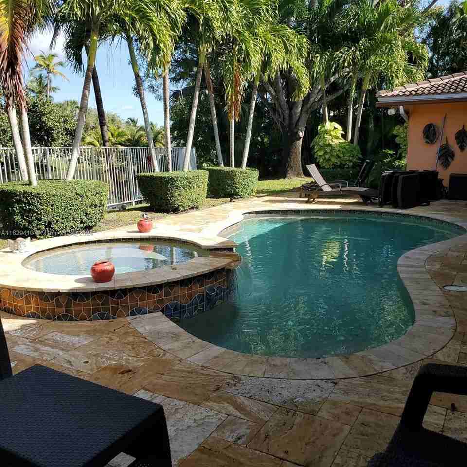 16621 Royal Poinciana Dr - Photo 2 of 8