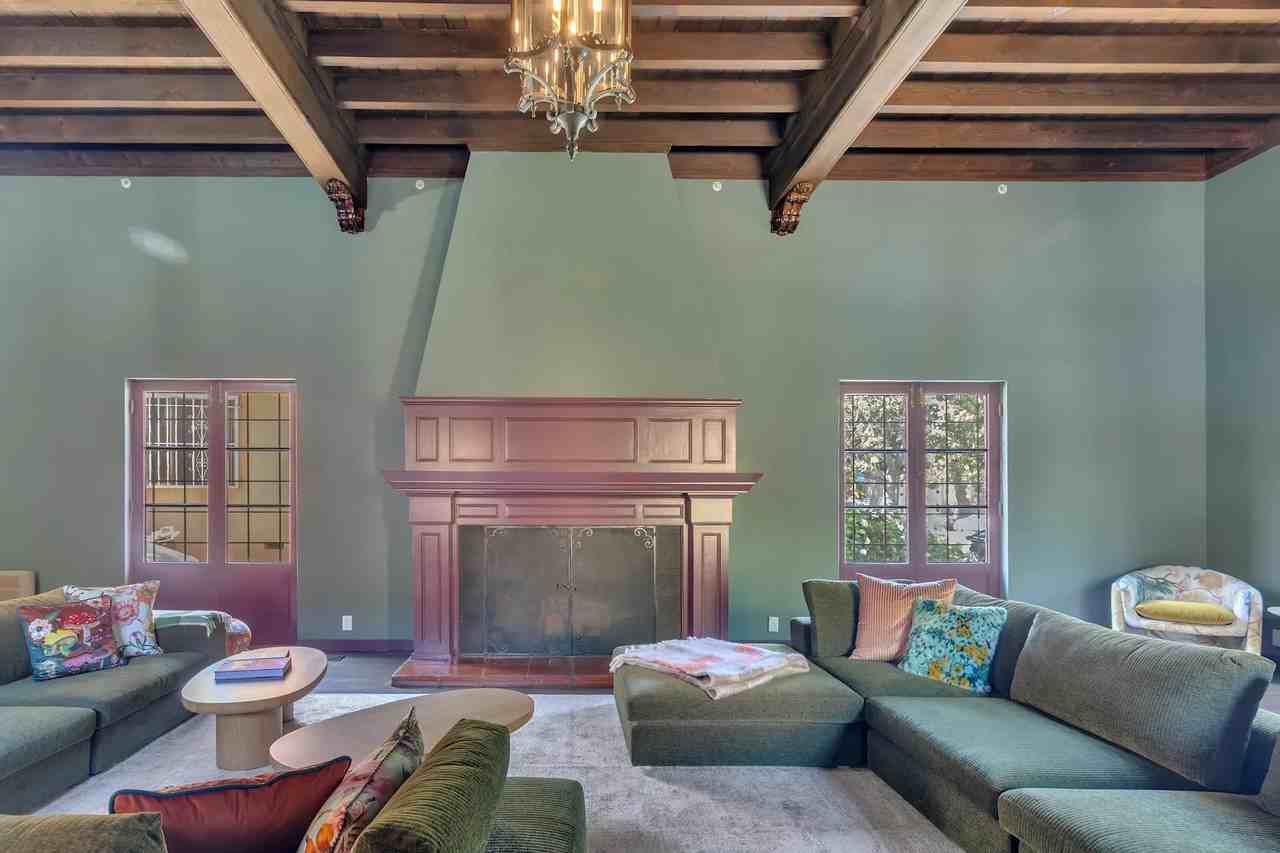 624 Hilgard Ave - Photo 3 of 16