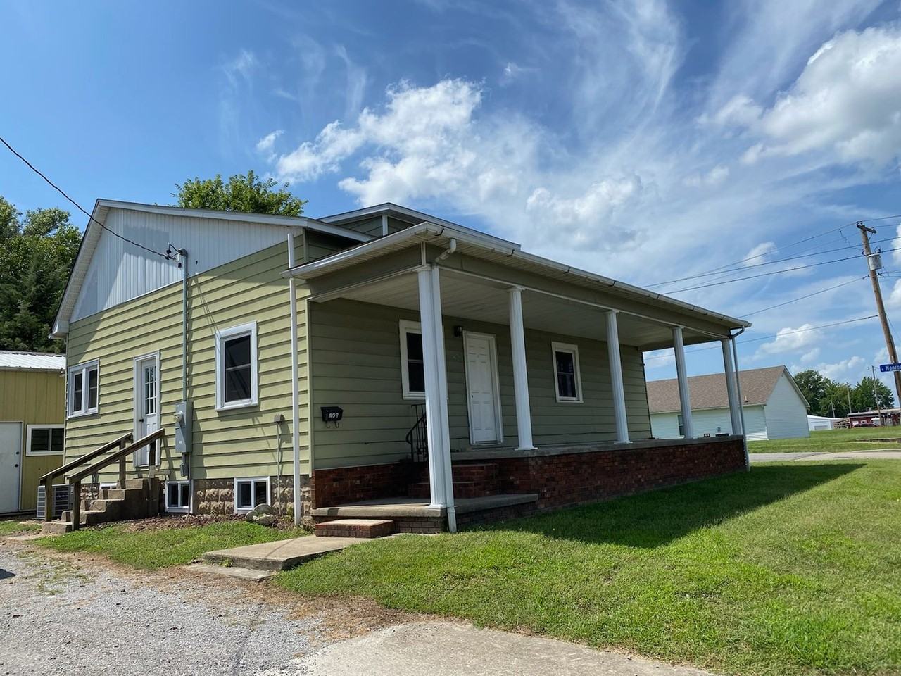 209 W Deyoung St - Photo 2 of 9