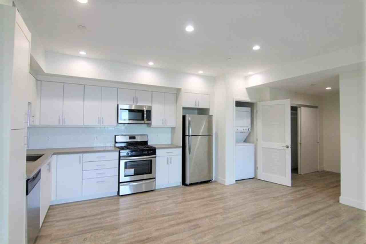 744 Hartford Ave - Photo 2 of 35